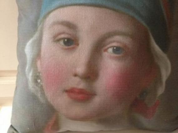 Coussin lin ancien portrait jeune fille XVIIIe au turban bleu