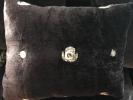 Coussin velours chocolat broderie fil d'or