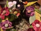 Couronne de  fleurs d'esprit baroque - velours frappé recyclé - dominante framboise