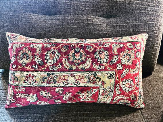 Coussin réalisé avec un tapis ancien