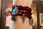 Lien velours bordeaux médailles religieuses bleues