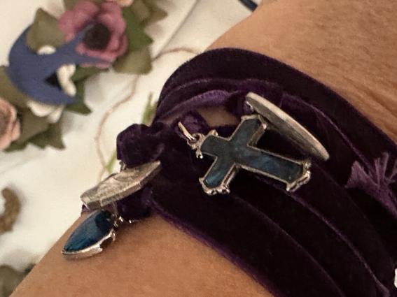 Lien velours violet cardinal médailles religieuses