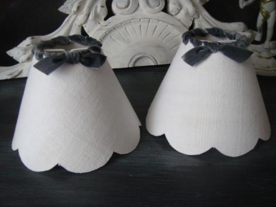 Lot de 2 abat-jour festonnés à pince, Linge ancien et médaillon de rose