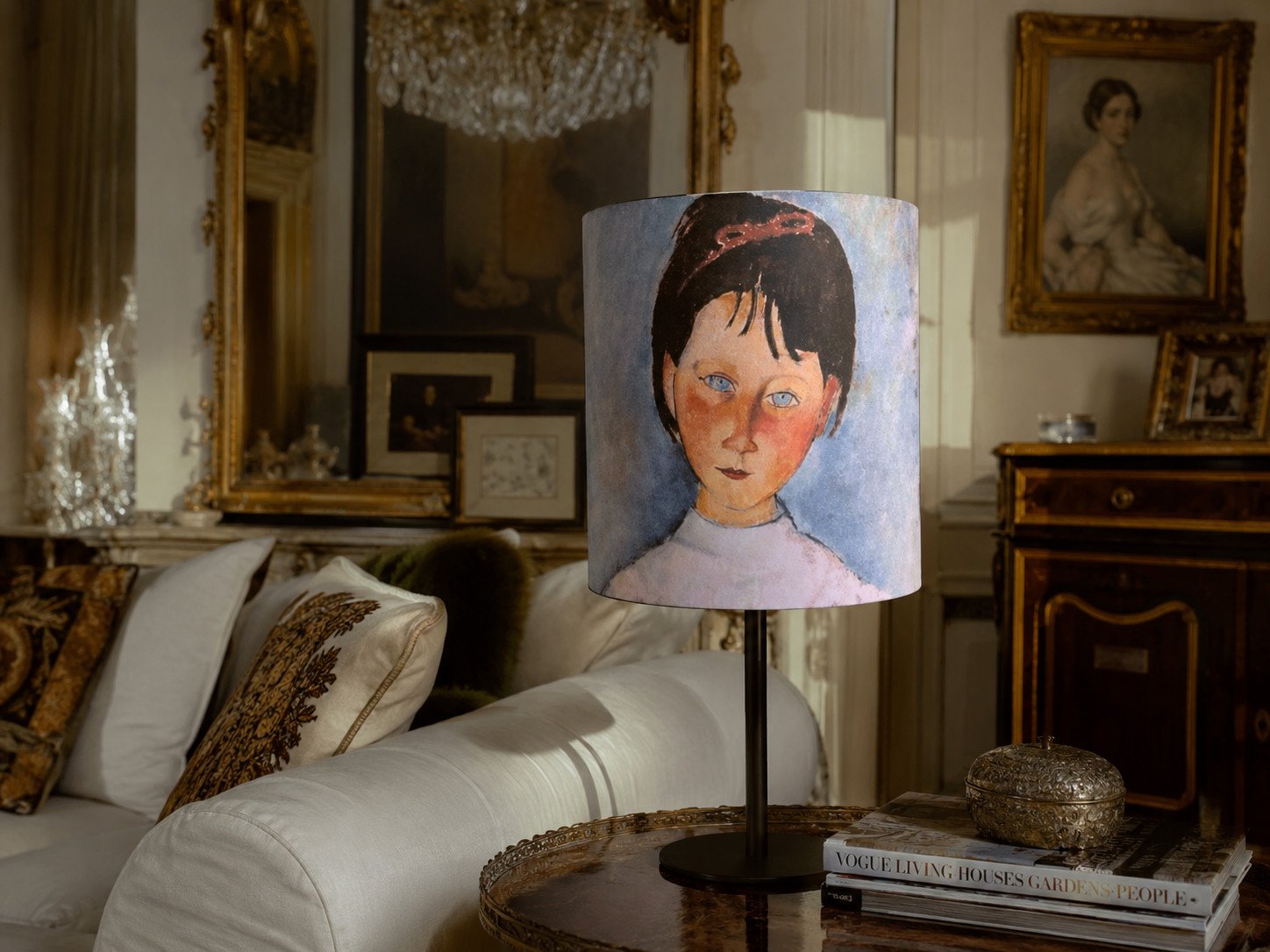 Abat-jour tambour orn&eacute; d'un portrait de Modigliani, fait main par Belette en compagnie, dans un int&eacute;rieur classique raffin&eacute;
